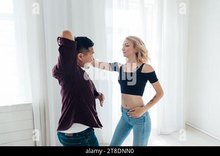 Tanzendes Paar in Bewegung in Bachata-Tanzstudio-Paar-Tanz-Kizomba-Salsa-Latina Stockfoto