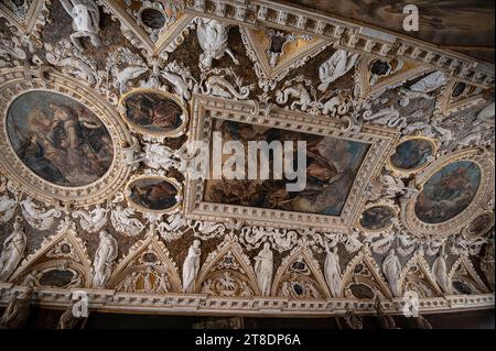 Die vom Architekten Andrea Palladio entworfene, hoch dekorierte Decke mit Stuckarbeiten und Fresken in der Sala delle Quattro Porte (Halle der vier Türen) Stockfoto