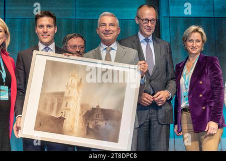 Zum Abschied ein Gemälde von Kloster Schöntal für den scheidenden Landesschaf Thomas Strobl. Links neben ihm der neue Landesvorsitzende Manuel Hagel, rechts CDU-Bundesvorsitzender Friedrich Merz und Nicole Hoffmeister-Kraut, Wirtschaftsministerin BW. Generationenwechsel beim 79. Landesparteitag der CDU Baden-Württemberg. Nach 18 Jahren an der Parteispitze steht Thomas Strobl, Innenminister und stv. Ministerpräsident, nicht für eine weitere Amtszeit zur Verfügung. Als Nachfolger steht bereit Manuel Hagel, MDL 35, Vorsitzender der CDU-Landtagsfraktion.// 18.11.2023: Reutlingen, Baden-Württemb Stockfoto