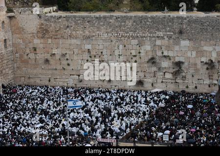 Jüdische Gläubige drängen sich in den Gebetsteil unterhalb der Westmauer in Jerusalem, um die Cohanim oder den Priestersegen zweimal zu segnen Stockfoto