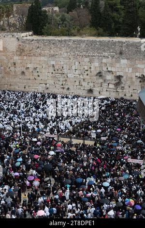 Jüdische Gläubige drängen sich in den Gebetsteil unterhalb der Westmauer in Jerusalem, um die Cohanim oder den Priestersegen zweimal zu segnen Stockfoto