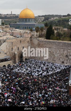 Jüdische Gläubige drängen sich in den Gebetsteil unterhalb der Westmauer in Jerusalem, um die Cohanim oder den Priestersegen zweimal zu segnen Stockfoto