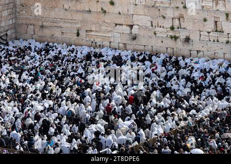 Jüdische Gläubige drängen sich in den Gebetsteil unterhalb der Westmauer in Jerusalem, um die Cohanim oder den Priestersegen zweimal zu segnen Stockfoto