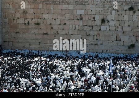 Jüdische Gläubige drängen sich in den Gebetsbereich unterhalb der Westmauer in Jerusalem, um die Cohanim oder Priester zweimal im Jahr zu segnen Stockfoto