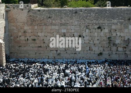 Jüdische Gläubige drängen sich in den Gebetsbereich unterhalb der Westmauer in Jerusalem, um die Cohanim oder Priester zweimal im Jahr zu segnen Stockfoto