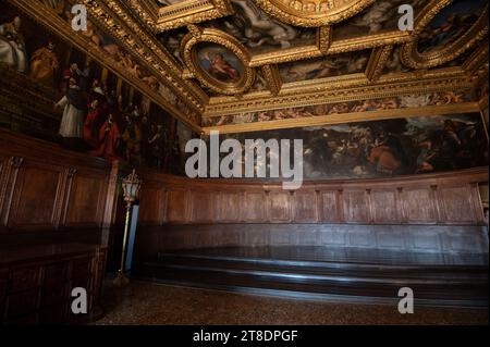 Sala del Consiglio dei Dieci (Konzil der zehn) befindet sich im Dogenpalast in Venedig in der Region Veneto in Norditalien. Es ist auch die Halle der Co Stockfoto