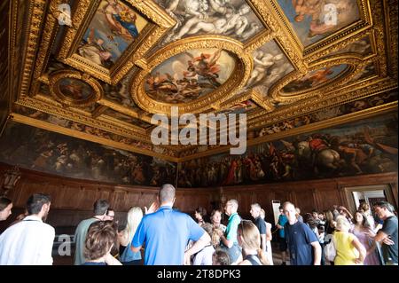 Sala del Consiglio dei Dieci (Konzil der zehn) befindet sich im Dogenpalast in Venedig in der Region Veneto in Norditalien. Es ist auch die Halle der Co Stockfoto