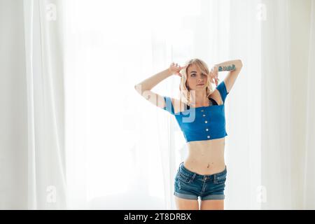 Frau tanzt am Fenster Bachata latina moderner Tanz Stockfoto