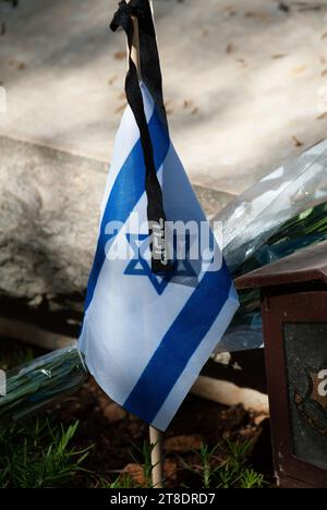 Eine Flagge des Staates Israel ruht auf einem Grab eines gefallenen Soldaten auf dem Militärfriedhof Har Herzl in Jerusalem am Gedenktag in Israel. Stockfoto