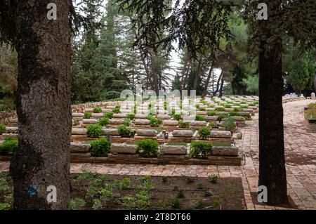 Reihen von Gräbern gefallener israelischer Soldaten im wunderschön gestalteten Mt. Militärfriedhof Herzl in Jerusalem. Stockfoto