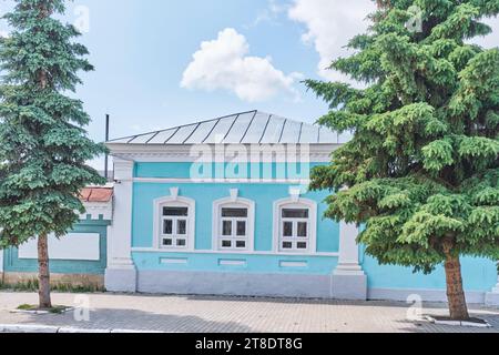 Dienstgebäude des Anwesens des Kaufmanns Tarasov in der historischen Innenstadt von Jelabuga, Russland. Denkmal der Architektur und Stadtplanung des 19. jahrhunderts Stockfoto