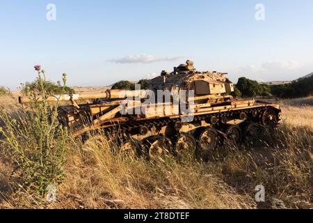 Verrosteter, verlassener Panzer aus dem Jom-Kippur-Krieg auf einer Wiese auf den Golanhöhen im Norden Israels. Stockfoto