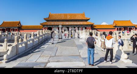 Eine Steinbrücke führt in die Verbotene Stadt in Peking, China Stockfoto