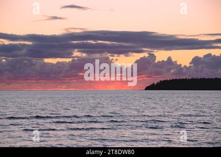 Sonnenuntergangshimmel mit bewölktem Himmel im Vordergrund Stockfoto