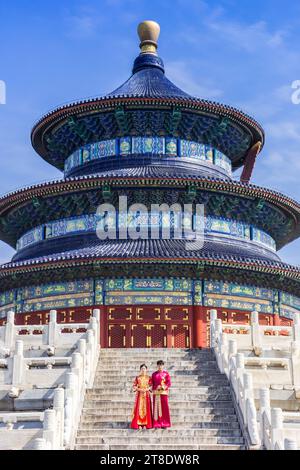 Ein Paar in historischer chinesischer Tracht posiert im Himmelstempel in Peking, China Stockfoto