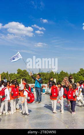 Lehrer und Schulkinder im Tempel des Himmels Park in Peking, China Stockfoto