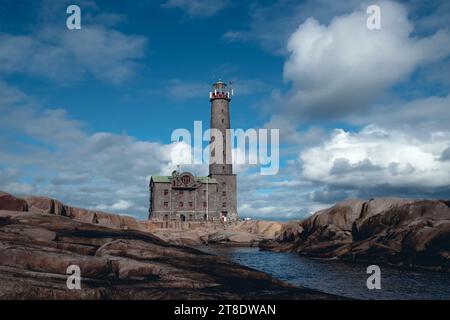 Bengtskar Leuchtturm auf einem Felsen gegen den Himmel Stockfoto