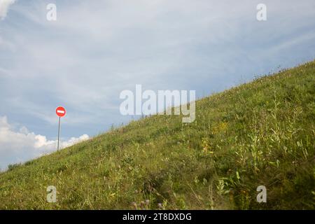 Stoppschild am Berg. Straßenschild am Berg. Rundplatte. Stockfoto