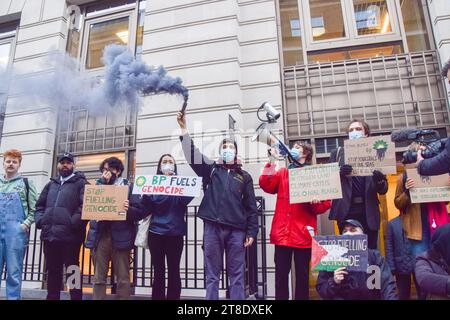 London, Großbritannien. November 2023. Klimaaktivisten und pro-palästinensische Aktivisten der Gruppe Fossil Free London blockieren die Eingänge zum Hauptquartier des fossilen Brennstoffriesen BP in Zentral-Londont. Israel hat BP kürzlich Genehmigungen erteilt, um Gas vor der Gazastreifen-Küste zu suchen, während der Krieg zwischen Israel und der Hamas tobt. Quelle: Vuk Valcic/Alamy Live News Stockfoto