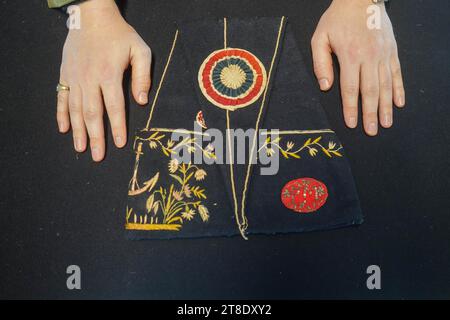 London, Großbritannien. 20. November 2023. Ein Bonhams-Handler hält eine äußerst seltene Bonnet aus der Zeit der französischen Revolution Ende des 18. Jahrhunderts (Schätzung) £5.000 - £7.000: Bonhams Antique Arms, Armour & Militaria Sale. Der Verkauf findet am 22. November in Bonhams Knighstbridge statt. Quelle: amer Gazzal/Alamy Live News Stockfoto