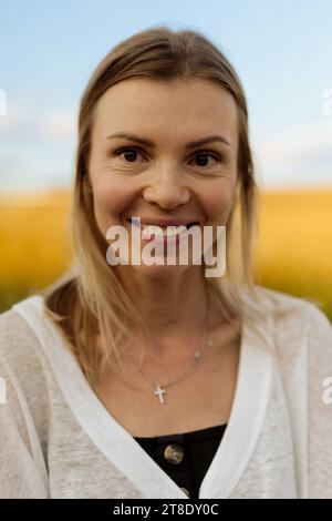 Porträt einer jungen schönen glücklichen Frau ohne Make-up, Nahaufnahme. Stockfoto