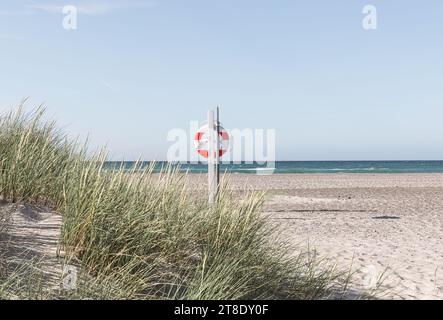 Lebensretter am Sandstrand am Ufer der Nordsee in Dänemark Stockfoto