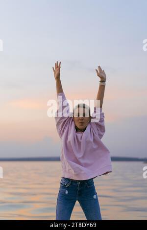 Junge schöne Frau fährt auf dem See mit einem Schnellboot. Stockfoto