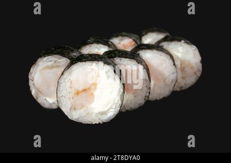 Sushi-Rolle mit Garnelen isoliert auf schwarzem Hintergrund. Stockfoto