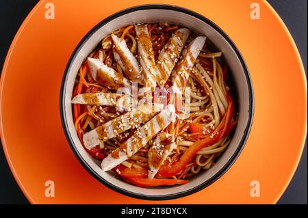 asiatische Nudeln mit Huhn und Gemüse. Speisekarte des Restaurants Stockfoto