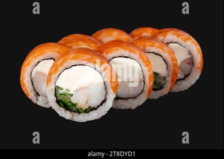 Sushi-Brötchen mit Lachs, Garnelen, Gurke, Frischkäse Stockfoto