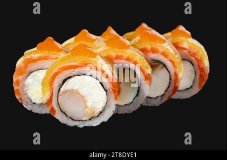 Schwarze isolierte Portion Lachs philadelphia Sushi-Brötchen Stockfoto