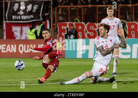 Eine Gruppe von Fußballspielern aus Armenien und Wales, die ein Spiel bei der Europameisterschaft 2024 spielen. Stockfoto