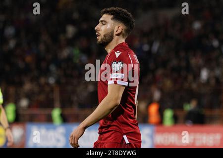 Eine Gruppe von Fußballspielern aus Armenien und Wales, die ein Spiel bei der Europameisterschaft 2024 spielen. Stockfoto