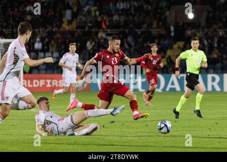 Eine Gruppe von Fußballspielern aus Armenien und Wales, die ein Spiel bei der Europameisterschaft 2024 spielen. Stockfoto