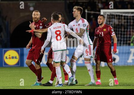 Eine Gruppe von Fußballspielern aus Armenien und Wales, die ein Spiel bei der Europameisterschaft 2024 spielen. Stockfoto