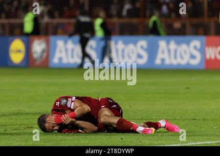 Eine Gruppe von Fußballspielern aus Armenien und Wales, die ein Spiel bei der Europameisterschaft 2024 spielen. Stockfoto