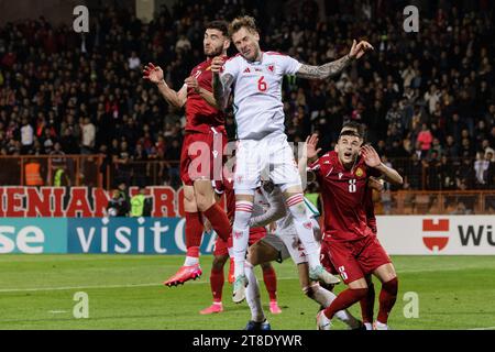 Eine Gruppe von Fußballspielern aus Armenien und Wales, die ein Spiel bei der Europameisterschaft 2024 spielen. Stockfoto