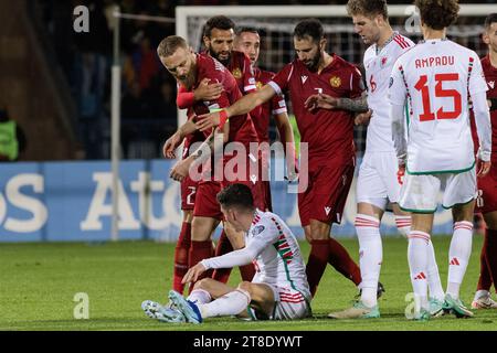 Eine Gruppe von Fußballspielern aus Armenien und Wales, die ein Spiel bei der Europameisterschaft 2024 spielen. Stockfoto