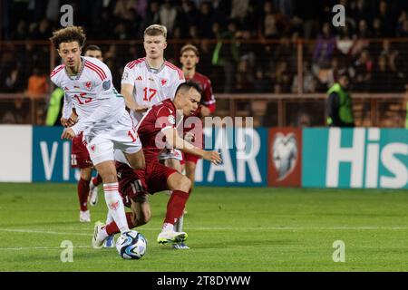 Eine Gruppe von Fußballspielern aus Armenien und Wales, die ein Spiel bei der Europameisterschaft 2024 spielen. Stockfoto