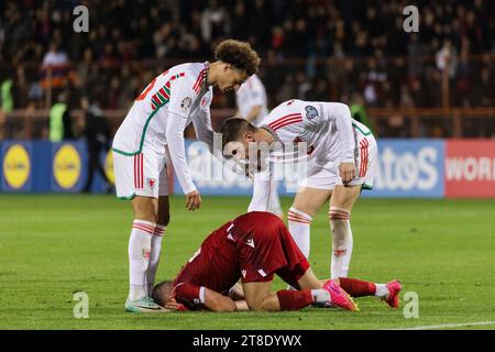 Eine Gruppe von Fußballspielern aus Armenien und Wales, die ein Spiel bei der Europameisterschaft 2024 spielen. Stockfoto