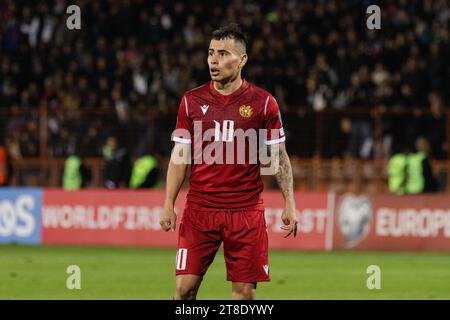 Eine Gruppe von Fußballspielern aus Armenien und Wales, die ein Spiel bei der Europameisterschaft 2024 spielen. Stockfoto