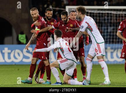 Eine Gruppe von Fußballspielern aus Armenien und Wales, die ein Spiel bei der Europameisterschaft 2024 spielen. Stockfoto