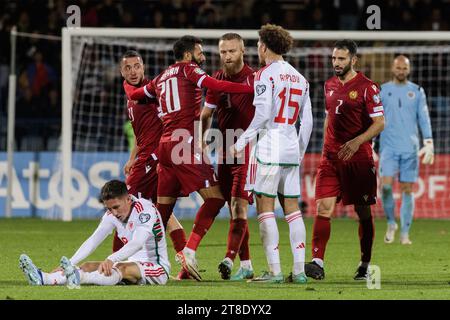 Eine Gruppe von Fußballspielern aus Armenien und Wales, die ein Spiel bei der Europameisterschaft 2024 spielen. Stockfoto