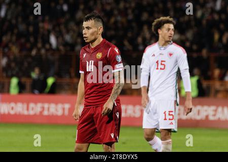 Eine Gruppe von Fußballspielern aus Armenien und Wales, die ein Spiel bei der Europameisterschaft 2024 spielen. Stockfoto