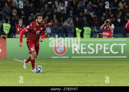 Eine Gruppe von Fußballspielern aus Armenien und Wales, die ein Spiel bei der Europameisterschaft 2024 spielen. Stockfoto