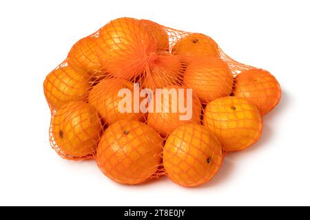 Einzelnes Netz mit frischen Orangenmandarinen in Nahaufnahme isoliert auf weißem Hintergrund Stockfoto