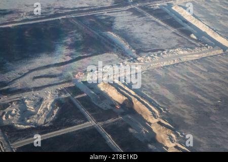 Eine Winteransicht des Grenzgebiets zwischen Estland und Russland aus der Vogelperspektive. Stockfoto