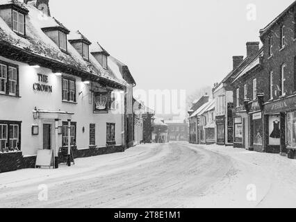 Fallender Schnee auf leeren Hauptstraßen während des „Beast from the East“ Schneefall-Wetterereignisses im Winter/Frühjahr 2018, Großbritannien. Schwarz-weiß. Stockfoto