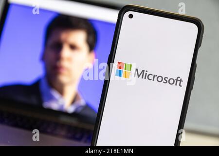Microsoft-Logo und Sam Altman im Hintergrund auf dem Bildschirm.Microsoft stellt Sam Altman ein Stockfoto