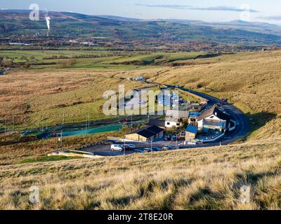 Eine trockene Skipiste am Pendle Hill oberhalb von Clitheroe im Ribble Valley, Lancashire, Großbritannien. Stockfoto